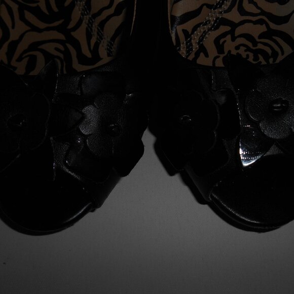 KENNETH COLE BLACK EMBELLISHED OPEN TOE WEDGE SHOE RIGHT SHOE 7M LEFT SHOE 7.5M - Picture 3 of 10